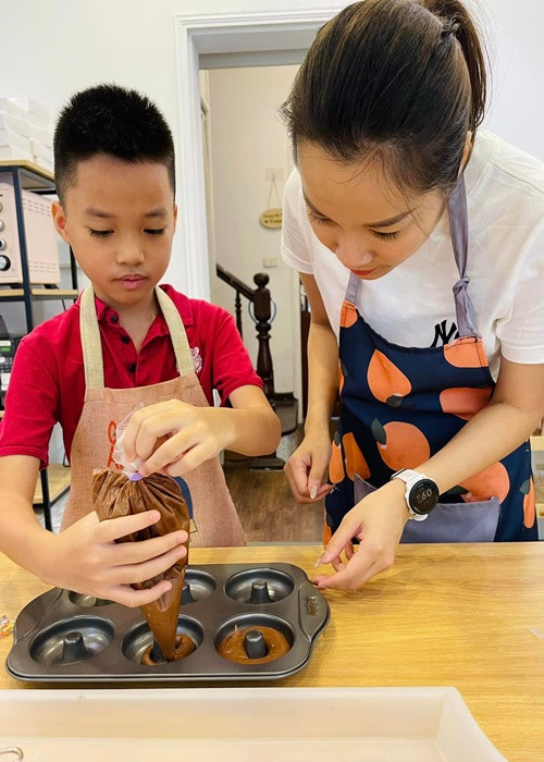 Nữ diễn viên cùng con trai thứ hai học làm bánh. Ảnh: FBNV.