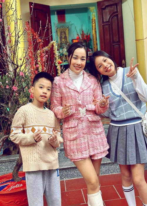 Minh Hương từng chia sẻ trên Vietnamnet, các thành viên trong gia đình đều cảm thông cho công việc dẫn chương trình đi từ 4h sáng, về 23h đêm của cô. "Hương biết những người thân yêu đã phải chấp nhận sự thiệt thòi, đôi khi vắng bàn tay chăm sóc của người phụ nữ trong gia đình. Vì vậy, khi có thời gian dỗi, Hương thường vào bếp, nấu những bữa cơm thật ngon hay đưa các con đi chơi để bù đắp cho những thiệt thòi đó", Minh Hương trải lòng. Ảnh: FBNV.