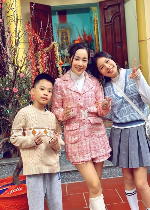 Minh Hương từng chia sẻ trên Vietnamnet, các thành viên trong gia đình đều cảm thông cho công việc dẫn chương trình đi từ 4h sáng, về 23h đêm của cô. "Hương biết những người thân yêu đã phải chấp nhận sự thiệt thòi, đôi khi vắng bàn tay chăm sóc của người phụ nữ trong gia đình. Vì vậy, khi có thời gian dỗi, Hương thường vào bếp, nấu những bữa cơm thật ngon hay đưa các con đi chơi để bù đắp cho những thiệt thòi đó", Minh Hương trải lòng. Ảnh: FBNV.