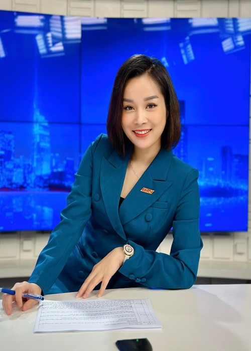 Minh Hương đang là MC, BTV của kênh truyền hình ANTV. Ngoài ra, người đẹp còn là thượng úy công an. Ảnh: FBNV.