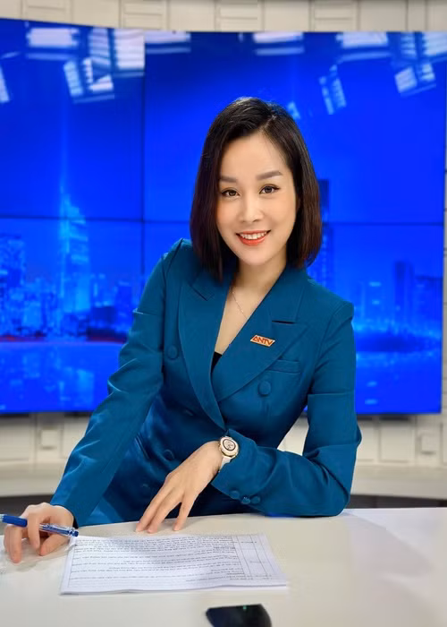 Minh Hương đang là MC, BTV của kênh truyền hình ANTV. Ngoài ra, người đẹp còn là thượng úy công an. Ảnh: FBNV.