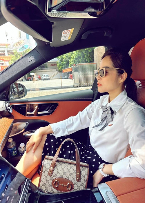 Nữ diễn viên phim Đội điều tra số 7 có cuộc sống sang chảnh. Cô ở căn hộ cao cấp, đi xe hơi, sử dụng đồ hiệu. Ảnh: FBNV.