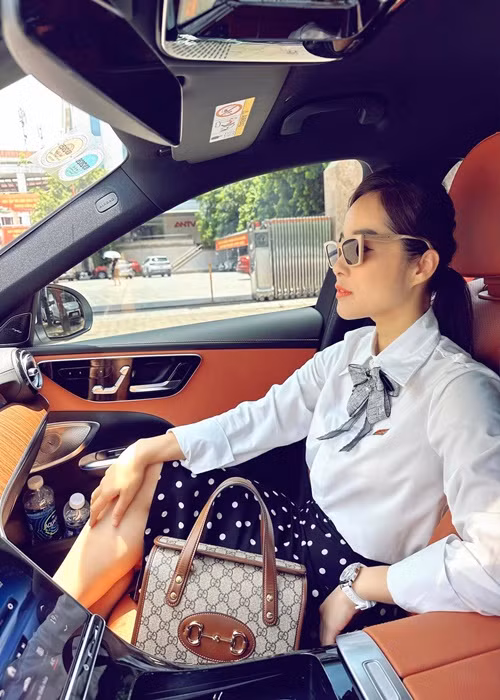 Nữ diễn viên phim Đội điều tra số 7 có cuộc sống sang chảnh. Cô ở căn hộ cao cấp, đi xe hơi, sử dụng đồ hiệu. Ảnh: FBNV.