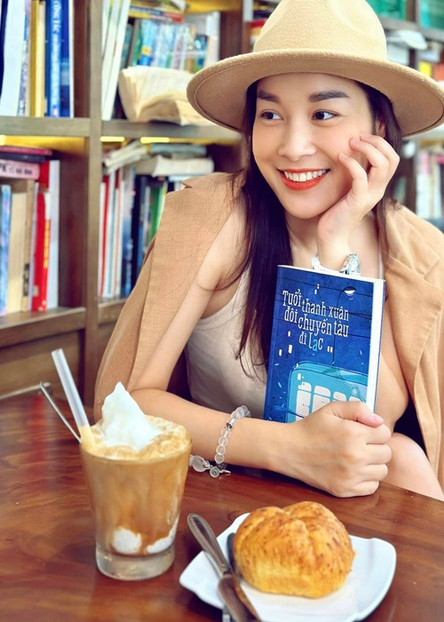 “Vàng Anh” Minh Hương kết hôn năm 2009. Chồng nữ diễn viên trước kia là kiến trúc sư sau đó chuyển sang kinh doanh nhà hàng. Ảnh: FBNV.