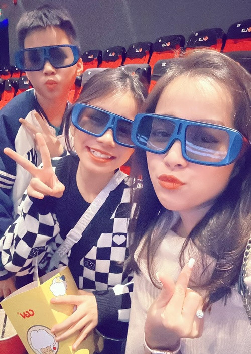 Nữ diễn viên dành nhiều thời gian cho các con. Ảnh: FBNV.