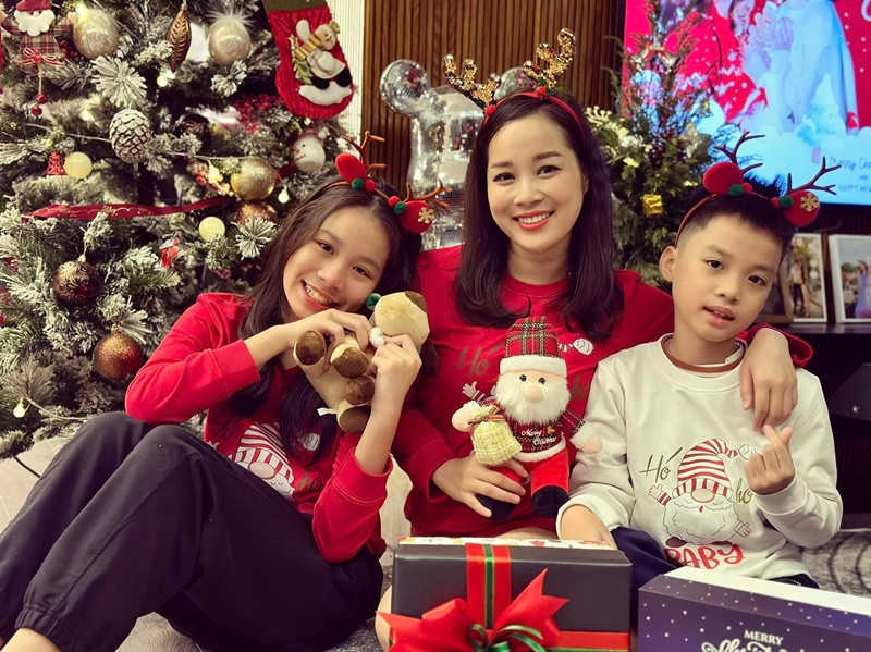 Vợ chồng Minh Hương có hai con, đủ nếp, đủ tẻ. Ảnh: FBNV.