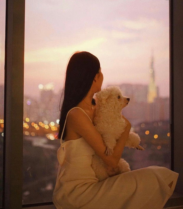 Á hậu Phương Anh chỉ cần ngồi ngẫu nhiên 1 góc cũng có ảnh đẹp.