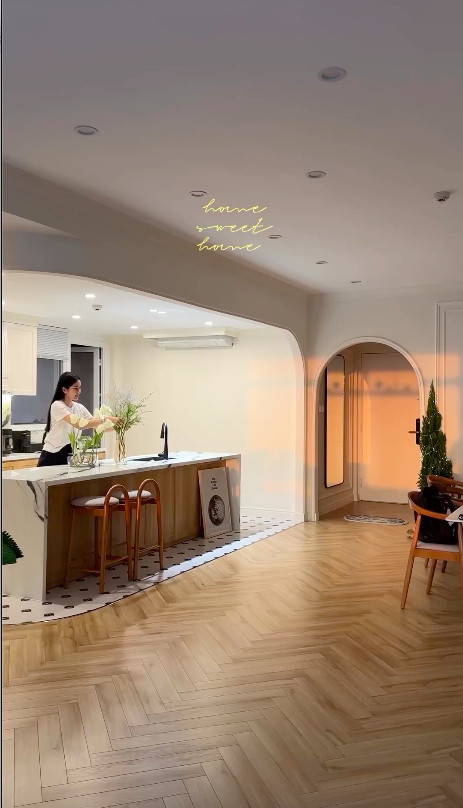 Khoảnh khắc Phương Anh loay hoay dọn dẹp ở bếp còn chồng đánh đàn tạo nên khung ảnh gia đình hạnh phúc, lãng mạn. Nàng hậu còn được khen ngợi ra dáng vợ đảm vì tự tay cắm hoa, bày trí từng góc nhỏ bên trong không gian sống. Đặc biệt, căn hộ này được dự đoán có giá trị không nhỏ vì diện tích rộng, view nhìn ra toàn cảnh thành phố. Trước đó, Phương Anh và Đắc Đức đã sinh sống ở 1 căn penthouse có hồ bơi, sân vườn thoáng mát.