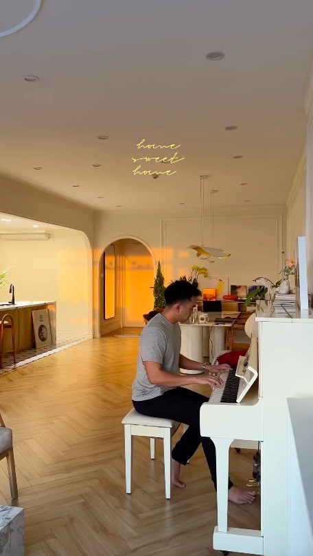 Nhà của Phương Anh và Đắc Đức có nội thất màu nâu - trắng, chủ yếu là đồ gỗ tạo cảm giác ấm cúng. Khu vực phòng khách và nhà bếp không có vách ngăn khiến không gian trở nên rộng rãi, những thành viên có thể giao tiếp cùng nhau bất kỳ lúc nào. Ở giữa nhà, chồng doanh nhân của Phương Anh đặt một chiếc đàn piano lớn.