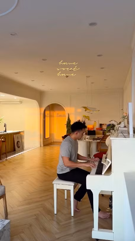 Nhà của Phương Anh và Đắc Đức có nội thất màu nâu - trắng, chủ yếu là đồ gỗ tạo cảm giác ấm cúng. Khu vực phòng khách và nhà bếp không có vách ngăn khiến không gian trở nên rộng rãi, những thành viên có thể giao tiếp cùng nhau bất kỳ lúc nào. Ở giữa nhà, chồng doanh nhân của Phương Anh đặt một chiếc đàn piano lớn.