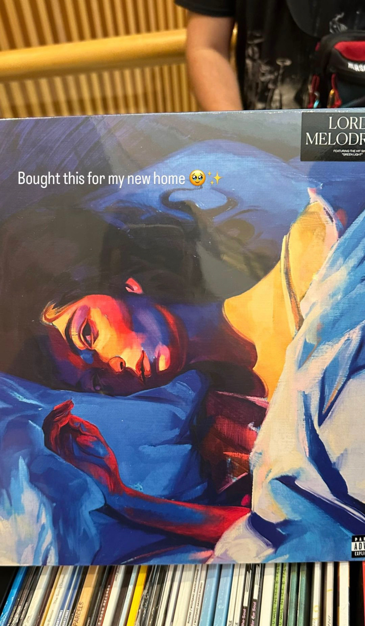 Á hậu hào hứng chia sẻ bìa đĩa của Lorde kèm dòng trạng thái: "Mua cái này cho ngôi nhà mới của tôi". Đây là một trong những món đồ mà á hậu cùng chồng đã cất công sang nước ngoài tìm kiếm cho tổ ấm của mình.