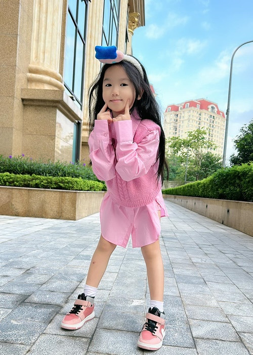 Bé Mầm có ngoại hình xinh xắn.