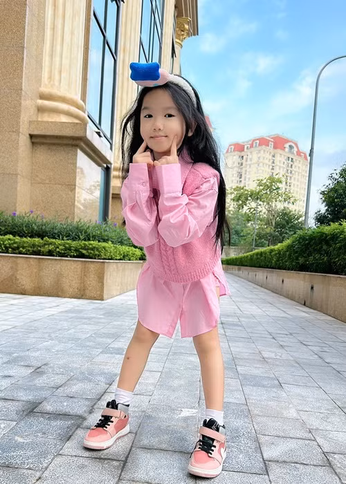 Bé Mầm có ngoại hình xinh xắn.
