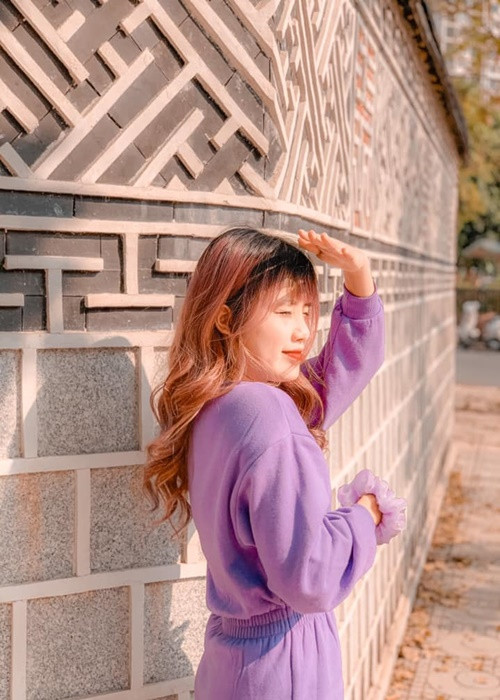 Yến Minh từng bày tỏ tình cảm dành cho mẹ: "Có 1 người phụ nữ rất đặc biệt. Xinh đẹp đặc biệt, tính cách đặc biệt, yêu con rất đặc biệt và có 1 sinh nhật cũng rất đặc biệt. Đó không phải ai khác mà chính là mẹ của con. Happy birthday mẹ yêu, con chúc mẹ sẽ ngày càng xinh đẹp dù mẹ đã luôn luôn đẹp trong tim con, luôn luôn bình an yên vui, quan trọng nhất là mãi luôn khỏe mạnh nữa và kiếm được thật nhiều tiền ạ. Con không biết nói gì hơn ngoài con yêu mẹ và luôn biết ơn mẹ vì đã sinh ra cô con gái đáng yêu là con và chị. Mẹ còn luôn yêu con nhất theo cách riêng của mẹ".