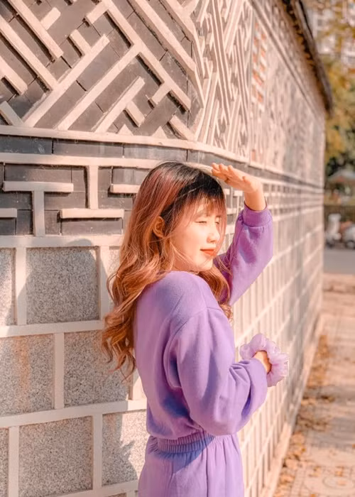 Yến Minh từng bày tỏ tình cảm dành cho mẹ: "Có 1 người phụ nữ rất đặc biệt. Xinh đẹp đặc biệt, tính cách đặc biệt, yêu con rất đặc biệt và có 1 sinh nhật cũng rất đặc biệt. Đó không phải ai khác mà chính là mẹ của con. Happy birthday mẹ yêu, con chúc mẹ sẽ ngày càng xinh đẹp dù mẹ đã luôn luôn đẹp trong tim con, luôn luôn bình an yên vui, quan trọng nhất là mãi luôn khỏe mạnh nữa và kiếm được thật nhiều tiền ạ. Con không biết nói gì hơn ngoài con yêu mẹ và luôn biết ơn mẹ vì đã sinh ra cô con gái đáng yêu là con và chị. Mẹ còn luôn yêu con nhất theo cách riêng của mẹ".