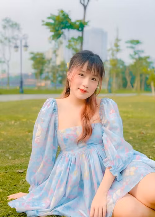 Yến My có gu thời trang trẻ trung, nữ tính.