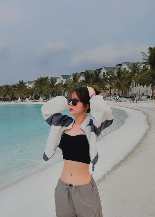 Con gái Hoàng Yến sở hữu gương mặt ưa nhìn, vóc dáng gợi cảm. Yến My từng tham gia một số cuộc thi như Miss Teen 2011, Vietnam Idol 2012, The Voice 2017. Cô nàng cũng từng đóng phim: Những người độc thân vui vẻ, Những phóng viên vui nhộn, Chuyện chúng mình, Công dân tập thể.