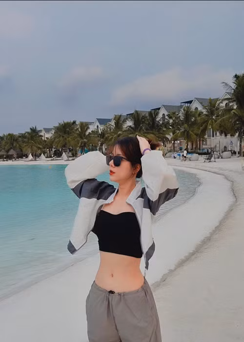 Con gái Hoàng Yến sở hữu gương mặt ưa nhìn, vóc dáng gợi cảm. Yến My từng tham gia một số cuộc thi như Miss Teen 2011, Vietnam Idol 2012, The Voice 2017. Cô nàng cũng từng đóng phim: Những người độc thân vui vẻ, Những phóng viên vui nhộn, Chuyện chúng mình, Công dân tập thể.