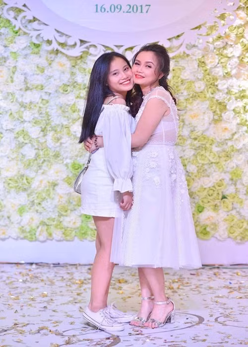 Yến Minh sinh năm 2001, là con gái của Hoàng Yến và chồng cũ thứ hai.