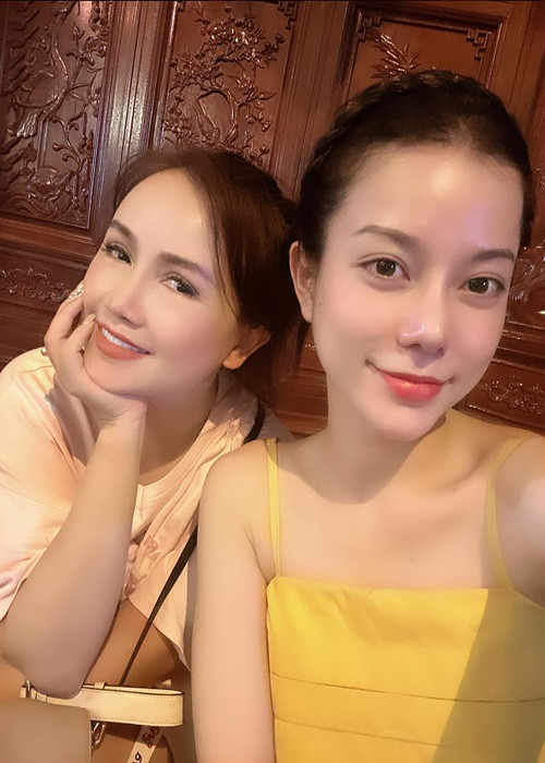 Con gái đầu lòng của Hoàng Yến tên Yến My, sinh năm 1993.