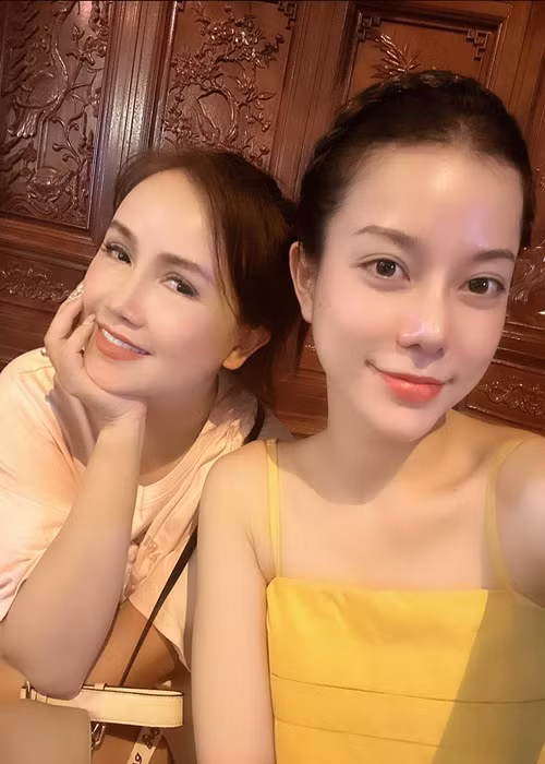 Con gái đầu lòng của Hoàng Yến tên Yến My, sinh năm 1993.