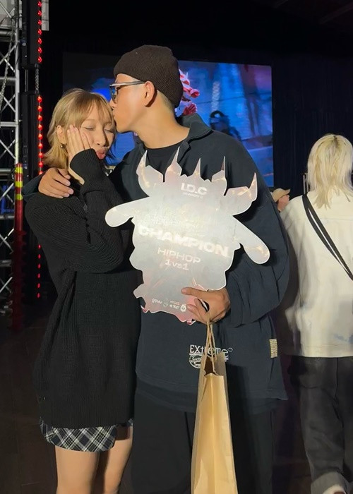 Mỹ Anh lần đầu xác nhận hẹn hò vũ công Quốc Tít vào tháng 11/2022 khi ra MV Mỗi khi anh nhìn em. Cả hai đóng chung trong sản phẩm âm nhạc này.