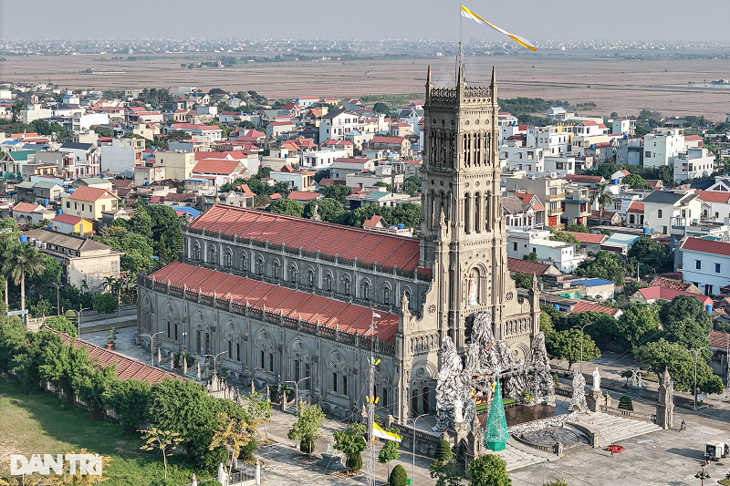 Là một trong những nhà thờ đẹp ở Nam Định, Đền Thánh Sa Châu (xã Giao Châu, huyện Giao Thủy, tỉnh Nam Định) đang trở thành điểm đến hấp dẫn thu hút nhiều du khách thập phương.Đền Thánh Sa Châu có tổng diện tích khoảng 13 mẫu Bắc bộ, được xây dựng vào thời kì Pháp thuộc (năm 1942). Riêng khu vực nhà thờ dài 75m, rộng 25m, cao 22m.