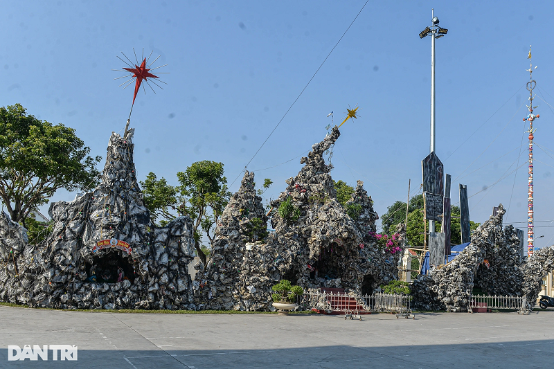 Hiện các hang đá quanh Đền Thánh Đại Đồng đã được hoàn thiện. Các hang tại đây được làm rất kì công, có sự đóng góp công sức cũng như vật chất của nhiều giáo dân."Chuẩn bị đến ngày Noel, giáo dân trong giáo xứ chủ động lên phương án làm hang đá, trang trí nhà thờ, sân khấu, các đường xung quanh nhà thờ..., mọi việc làm đều xuất phát từ tâm và hoàn toàn tự nguyện", ông Trần Văn Độ sống tại Đền Thánh Đại Đồng chia sẻ.