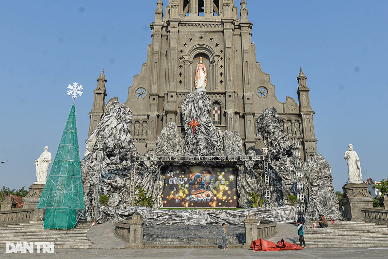 Tại Đền Thánh Sa Châu những ngày này, không khí giáng sinh diễn ra khắp đường làng, ngõ xóm xung quanh nhà thờ.Tại nhà thờ, sân khấu chính với thiết kế hang đá nơi Chúa giáng sinh đang được gấp rút hoàn thiện để chuẩn bị cho đêm nay (24/12).