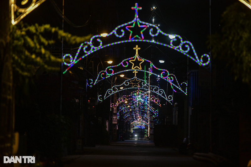 Các đường làng, ngõ xóm trên địa bàn huyện Xuân Trường, Hải Hậu, Giao Thủy... (tỉnh Nam Định) những ngày này đâu đâu cũng lung linh cờ hoa và ánh đèn đủ sắc màu để đón Noel.