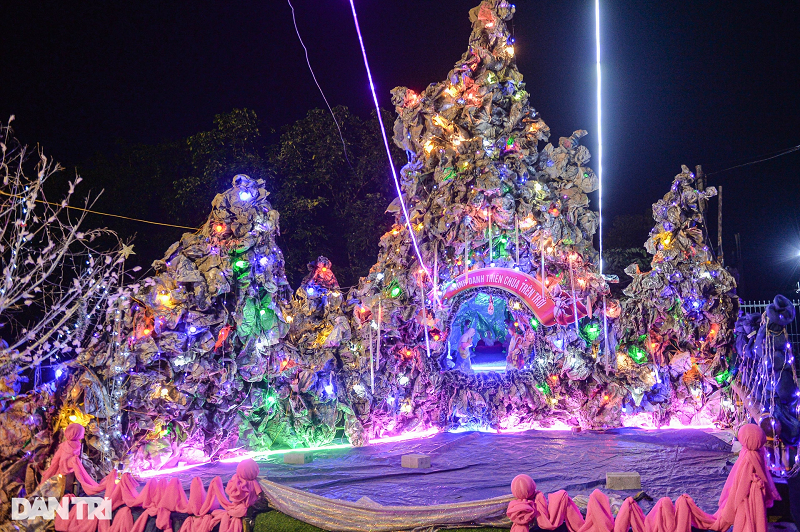 Về đêm, các hang đá lung linh, huyền ảo đủ sắc màu thu hút sự chú ý của nhiều người.