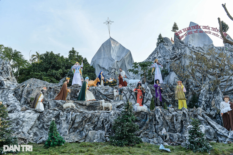 Hai bên Vương cung Thánh đường Phú Nhai hệ thống các hang đá lớn, tái hiện đầy đủ về Thiên Chúa Giáng sinh được hoàn thành đẹp mắt.