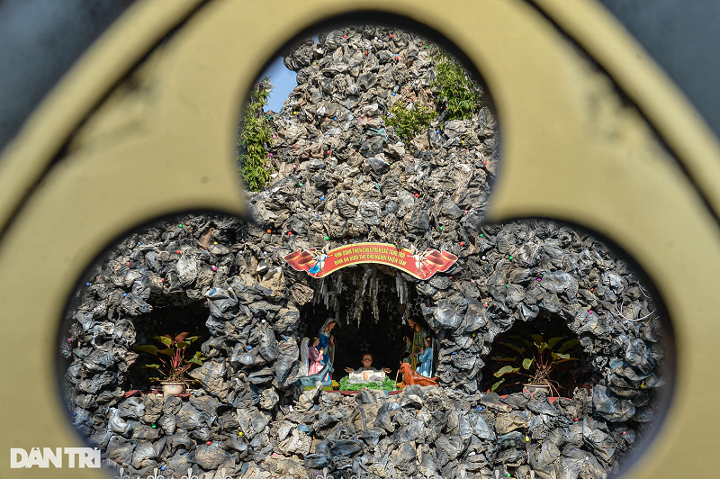 Không khí Giáng sinh đang cận kề, từ các nhà thờ cho đến từng gia đình công giáo ở Nam Định những ngày này đang tất bật chuẩn bị mọi thứ cho ngày lễ quan trọng. Và việc trang trí hang đá Giáng sinh là một trong những việc làm đầu tiên, rất ý nghĩa cho dịp Noel.