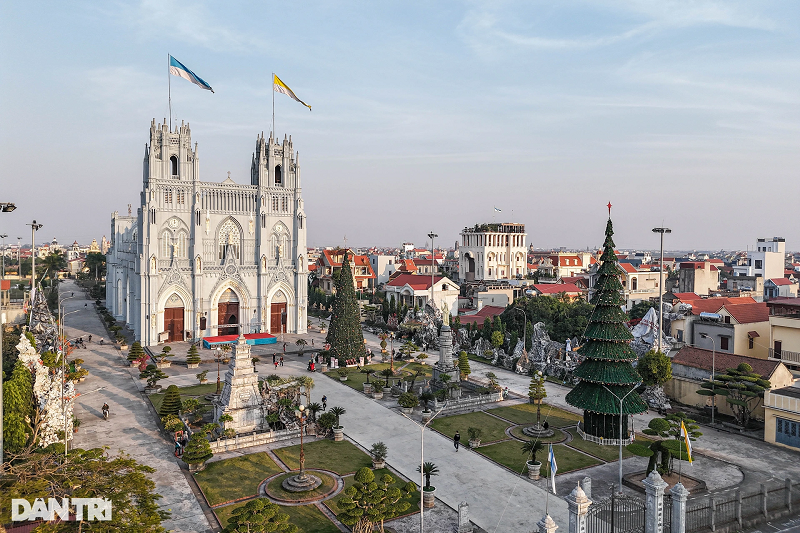 Vương cung Thánh đường Phú Nhai (tọa lạc tại xã Xuân Phương, huyện Xuân Trường, tỉnh Nam Định) là một trong những công trình kiến trúc tôn giáo nổi tiếng tại miền Bắc.