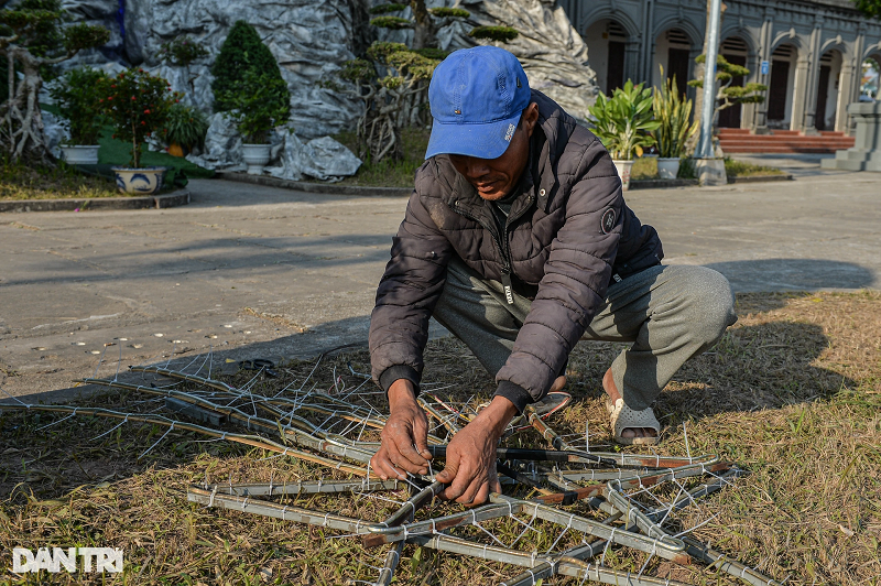 Ông Lê Văn Chỉnh (giáo dân Đền Thánh Sa Châu) cho biết, để chuẩn bị cho đêm Noel hầu hết mọi người trong Đền Thánh đều tham gia, mỗi người một việc và rất háo hức.Đàn ông thì dựng hang đá, sân khấu, cột cờ, trang trí cây thông, ánh sáng còn phụ nữ, thanh thiếu niên luyện tập các tiết mục văn nghệ để biểu diễn vào tối 24/12.