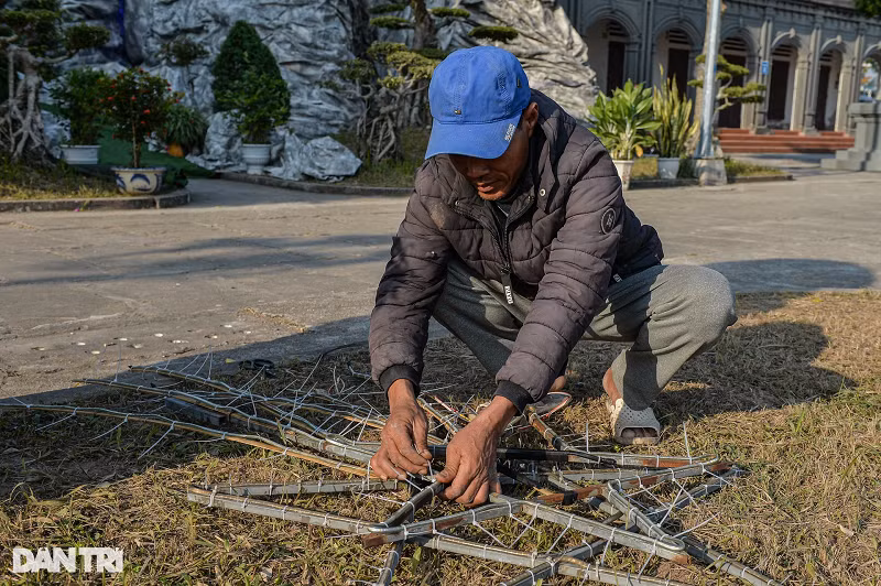Ông Lê Văn Chỉnh (giáo dân Đền Thánh Sa Châu) cho biết, để chuẩn bị cho đêm Noel hầu hết mọi người trong Đền Thánh đều tham gia, mỗi người một việc và rất háo hức.Đàn ông thì dựng hang đá, sân khấu, cột cờ, trang trí cây thông, ánh sáng còn phụ nữ, thanh thiếu niên luyện tập các tiết mục văn nghệ để biểu diễn vào tối 24/12.
