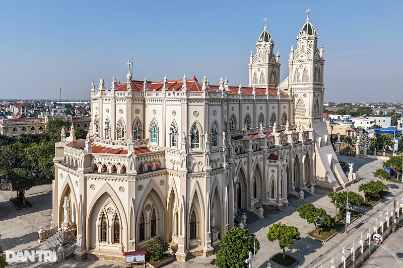 Ngôi Thánh đường của Đền Thánh Đại Đồng (xã Giao Lạc, huyện Giao Thủy, tỉnh Nam Định) được xây dựng với kiến trúc cổ điển của Pháp, nằm như một tòa lâu đài nguy nga, tráng lệ cùng những chi tiết tinh xảo, cầu kì, đẹp mắt.