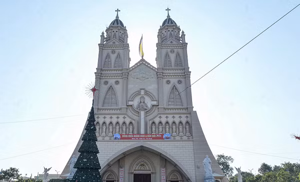 Gần mười ngày qua, giáo dân tại các giáo họ, giáo xứ ở Nam Định tất bật làm hang đá, trang trí nhà thờ, dựng sâu khấu, tập văn nghệ... để chào đón Noel. Đến Nam Định, du khách không khó để bắt gặp những nhà thờ có vẻ đẹp nguy nga, lộng lẫy nhưng vẫn mang đậm chất cổ kính với phong cách kiến trúc phương tây.