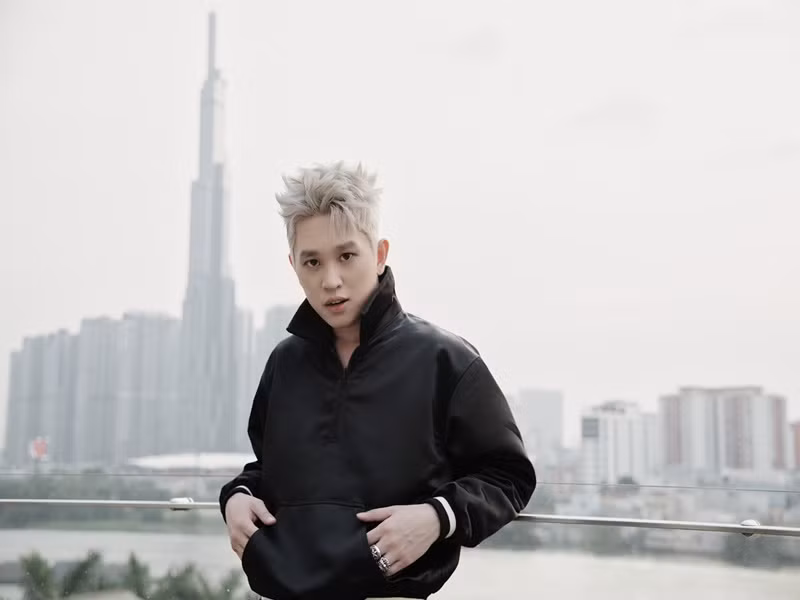 B Ray có thời gian sống ở Mỹ, theo học ngành dược. Theo Thương Hiệu và Pháp Luật, ban đầu anh không muốn học ngành dược. Tuy nhiên, vì có một người con nên nam rapper quyết định trở thành dược sĩ. Ảnh: FBNV.