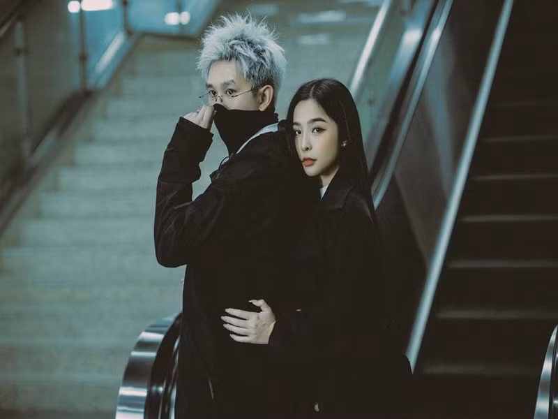 Tối ngày 19/12/2023, trong một đêm nhạc, B Ray cho biết, hiện tại, anh chưa có tình yêu. Như vậy, mối quan hệ giữa B Ray và Tammy Phạm chính thức tan vỡ. Ảnh: Thương Hiệu và Pháp Luật.