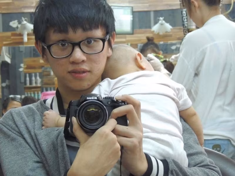 Năm 2013, rapper B Ray đăng tải hình ảnh bồng con và khoe đặt tên con là Edam Trần. Ảnh: Thương Hiệu và Pháp Luật.