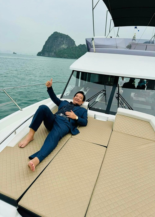 "3 anh già rời đất liền lên du thuyền cho hết ưu phiền (Đại gia chân đất 14), cả nhà chuẩn bị đón xem nhé", Quang Tèo viết.