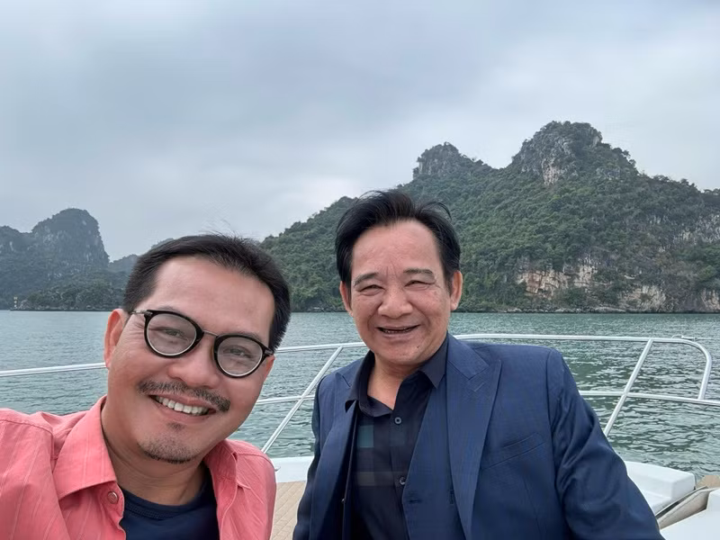  Nghệ sĩ Quang Tèo (phải) trượt danh hiệu NSND trong đợt xét tặng danh hiệu NSND, NSƯT lần thứ 10. Sau thông tin này, trên trang cá nhân, nam nghệ sĩ đăng tải hình ảnh vui vẻ quay hài Tết 2024 Đại gia chân đất 14.