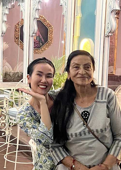 Võ Hạ Trâm được mẹ chồng yêu thương như con gái. "Về nhà, bà làm hết mọi việc và không để con mình làm gì cả. Đó là tình thương mà một người mẹ dành cho con", Võ Hạ Trâm chia sẻ trong cuộc phỏng vấn với Báo Giao Thông.