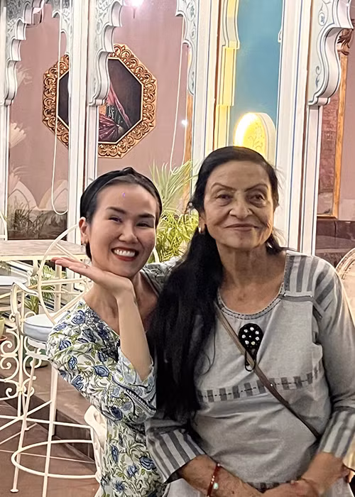 Võ Hạ Trâm được mẹ chồng yêu thương như con gái. "Về nhà, bà làm hết mọi việc và không để con mình làm gì cả. Đó là tình thương mà một người mẹ dành cho con", Võ Hạ Trâm chia sẻ trong cuộc phỏng vấn với Báo Giao Thông.