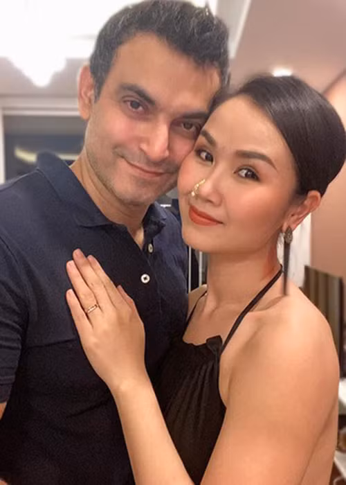 Theo Dân Trí, năm 2017, Võ Hạ Trâm tình cờ gặp Vikas Chaudhary trong một bữa tiệc của bạn. Cả hai nhanh chóng hẹn hò vì có nhiều sở thích, quan điểm chung.