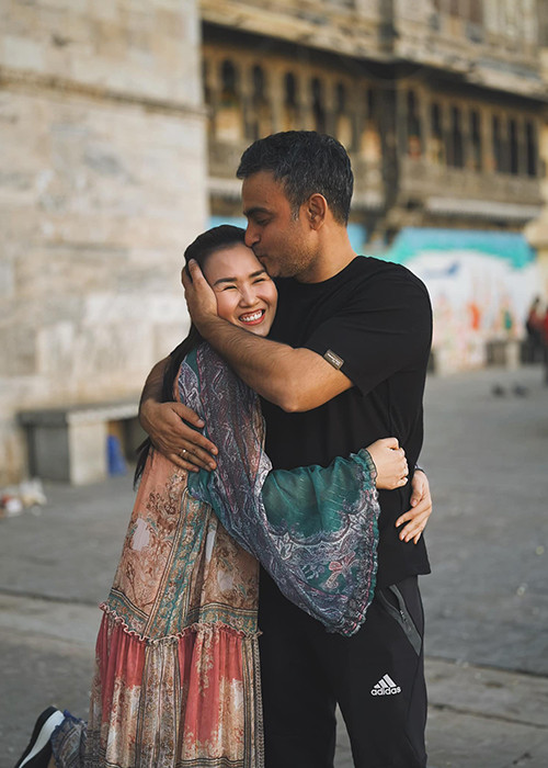 Trong cuộc phỏng vấn với Saostar, nữ ca sĩ cho biết, việc gặp được ông xã, yêu và kết hôn giúp cho cô bước sang một trang mới trong chuyện tình cảm, an ổn về mặt tinh thần.