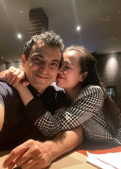 Quen nhau 6 tháng, Vikas Chaudhary đã ngỏ lời muốn cưới nhưng Võ Hạ Trâm không đồng ý. Nữ ca sĩ chờ 2 năm sau mới chấp nhận.