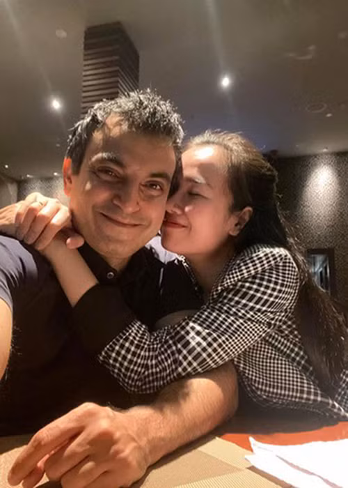 Quen nhau 6 tháng, Vikas Chaudhary đã ngỏ lời muốn cưới nhưng Võ Hạ Trâm không đồng ý. Nữ ca sĩ chờ 2 năm sau mới chấp nhận.