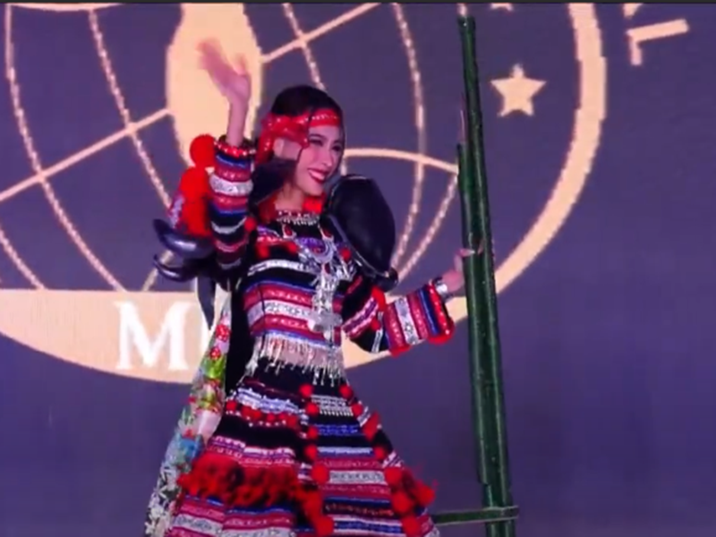 Ngọc Hằng khéo léo cầm hai cây cà kheo trên tay rồi tươi cười chào khán giả. Người hâm mộ tại quê nhà dành lời khen cho cách xử lý và sự bình tĩnh, tự tin của đại diện Việt Nam.